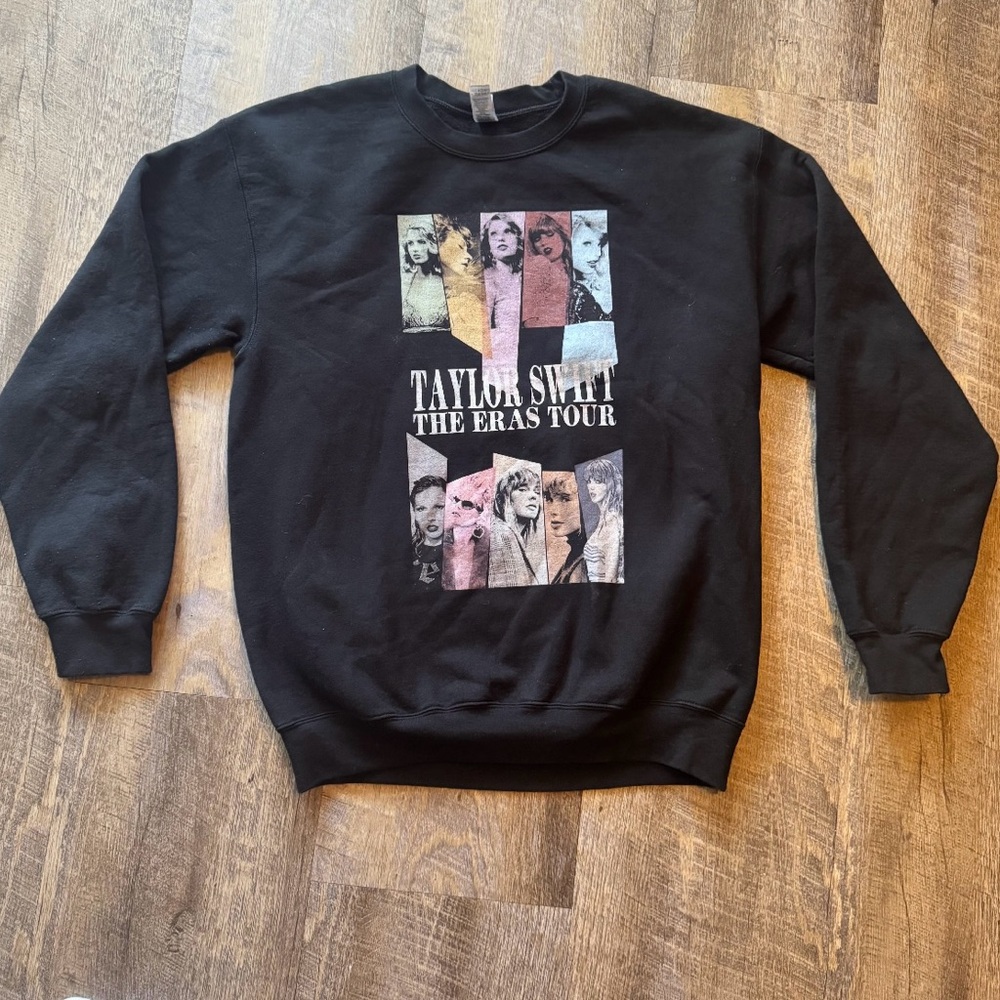 Taylor Swift The Eras Tour Crewneck Sweatshirt Black Size Medium Gildan